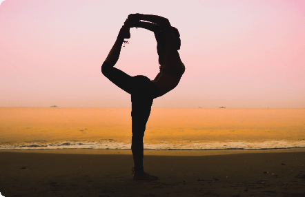 woman-grabbing-leg-from-beach