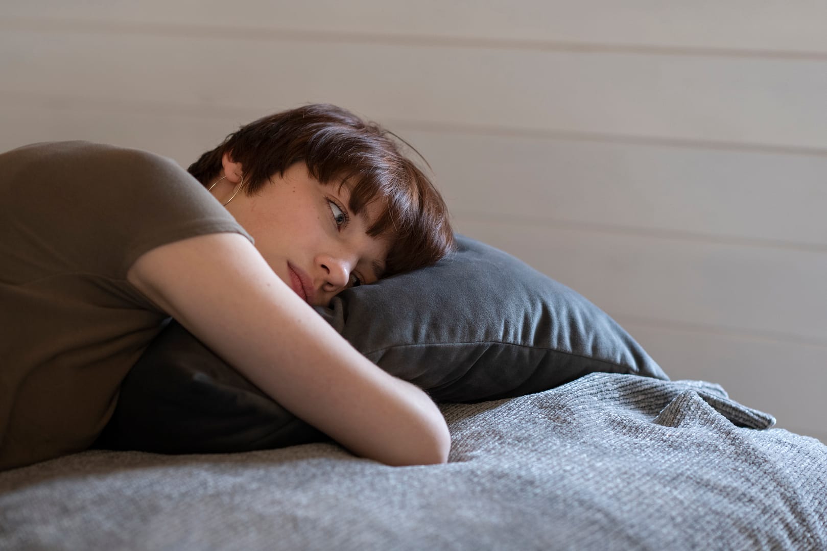 medium-shot-young-woman-laying-bed